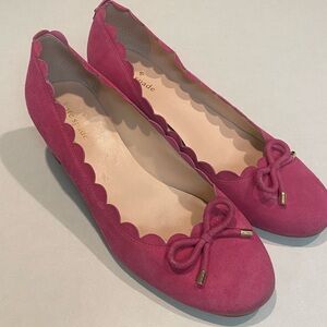 KATE SPADE YASMIN DESIGNER SUEDE SCALLOPED BOW BLOCK HEEL HOT PINK SZ 10.5